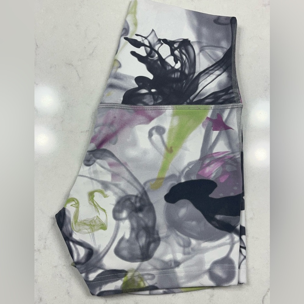 Lululemon Align Unicorn Throwback print 4” short, size 4